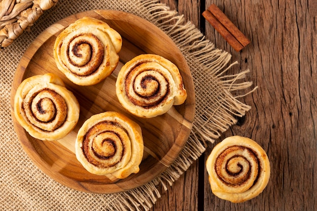 Zimtschnecken auf Holzuntergrund