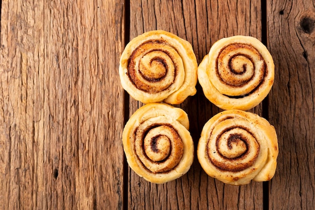 Zimtschnecken auf Holzuntergrund