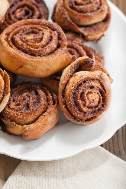 Zimtschnecken auf Teller