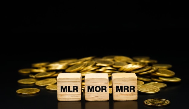 Zinshypotheken-Immobilienanlage MLR, MOR, MRR. Stapel von Goldmünzen mit den Buchstaben MLR,