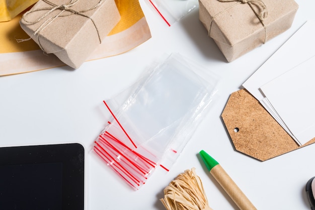 Zip-Lock-Tasche und Zubehör für eine gute Verpackung auf dem Schreibtisch