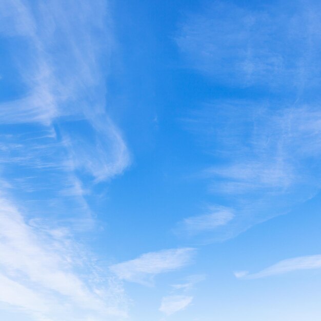 Zirruswolken im blauen Himmel am sonnigen Wintertag