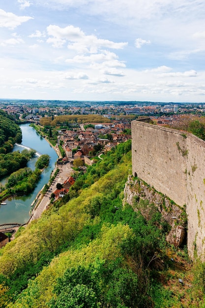 Zitadelle von Besançon und Fluss Doubs der Region Bourgogne Franche-Comte in Frankreich. Französisches Schloss und mittelalterliche Steinfestung in Burgund. Festungsarchitektur und Landschaft. Blick vom Turm