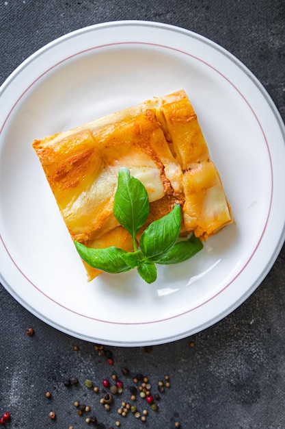 Ziti-Nudeln mit Tomatensoße Auflauf frische gesunde Mahlzeit Lebensmittel Snack auf dem Tisch Kopie Raum Essen