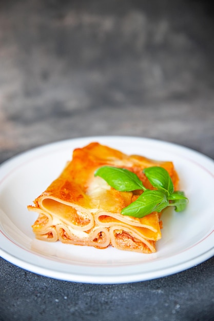 ziti pasta lasagne fleisch tomatensoße auflauf frische gesunde mahlzeit essen snack auf dem tisch