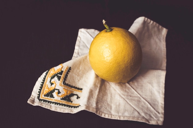 Zitrone auf einer Serviette. Stillleben inspiriert in der Malerei des 17. Jahrhunderts.