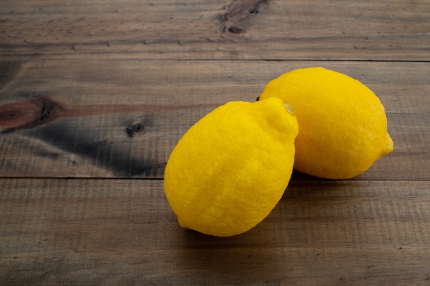 Zitrone auf Holz