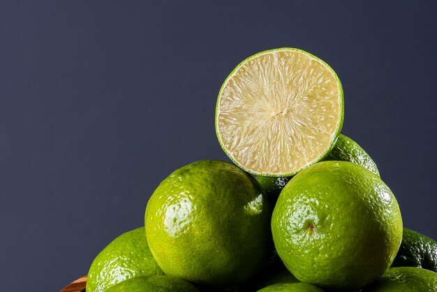 Zitrone halbiert mit einigen Zitronen auf Holztisch. Limette.