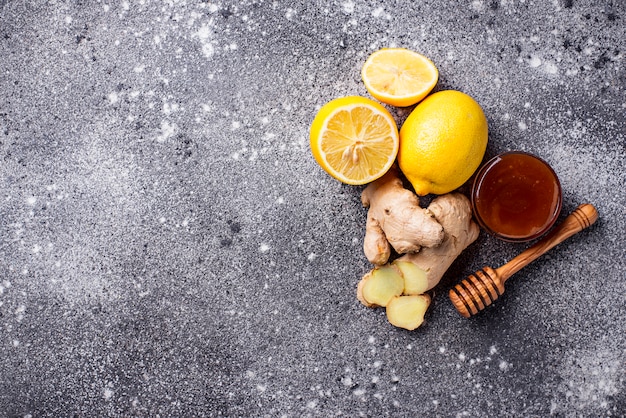 Zitrone, Ingwer und Honig. Natürliche Heilmittel gegen Husten und Grippe.
