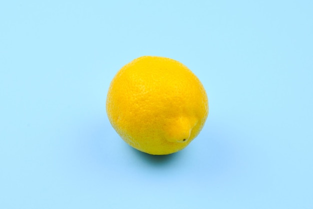 Zitrone isoliert auf blauem Hintergrund Platz für Test oder Design