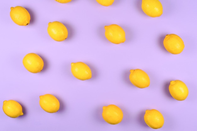Zitrone isoliert auf lila Hintergrund Platz für Test oder Design
