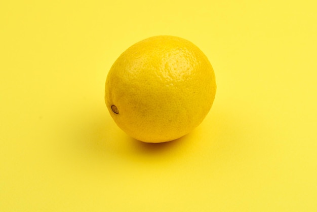 Zitrone lokalisiert auf gelbem Hintergrund