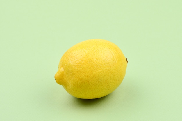 Zitrone lokalisiert auf grünem Hintergrund. Platz für Test oder Design.