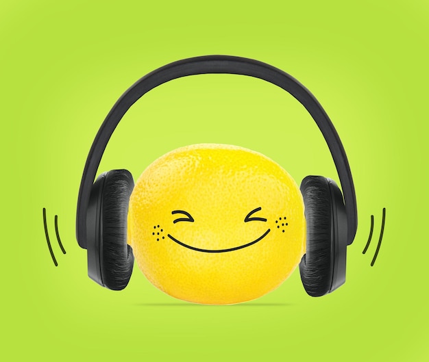 Zitrone mit Kopfhörerkonzept auf grünem Hintergrund Vorderansicht