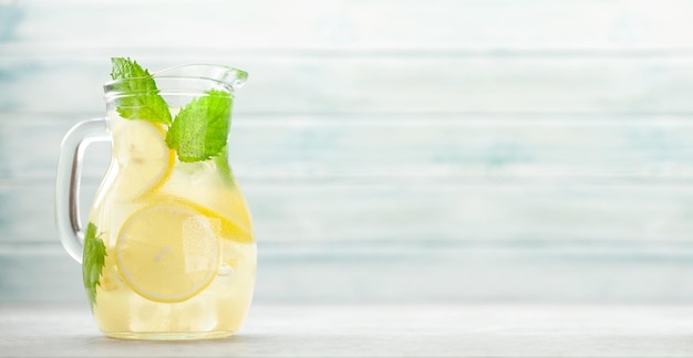 Foto zitrone und minze hausgemachte limonade