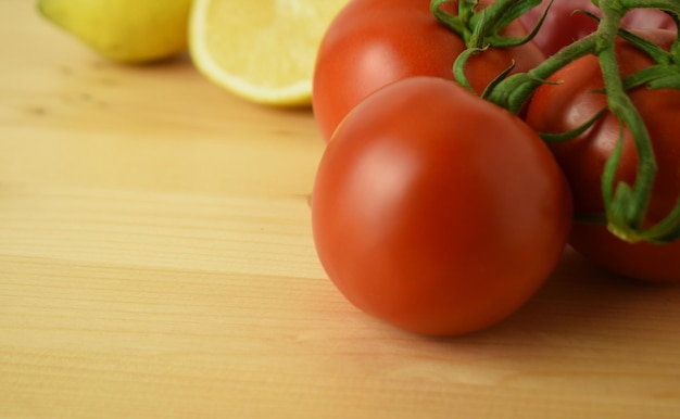 Foto zitrone und tomaten auf dem tischhintergrund