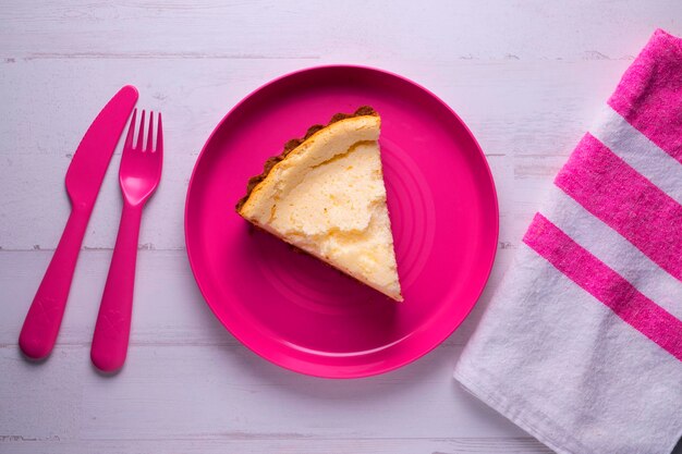 Zitronen-Biskuitkuchen mit Keksboden.