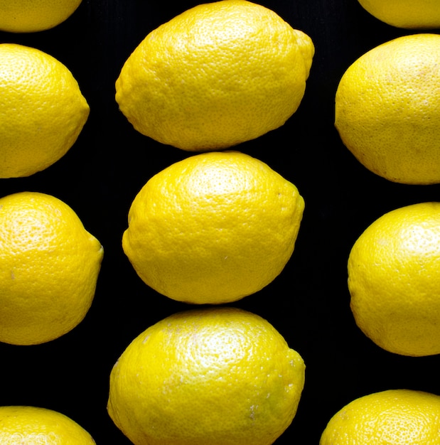 Zitronen isoliert auf schwarz
