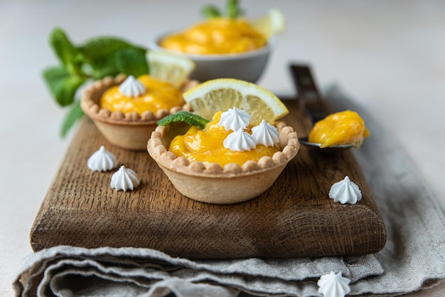 Zitronen-Törtchen Hausgemachte Shortbread-Mini-Törtchen mit Lemon Curd und Baiser