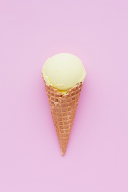 Zitronenaroma-Eistüte auf rosa Hintergrund