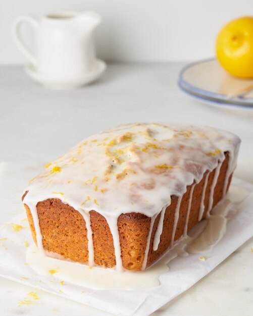 Zitronenbrot mit Mohnzeste und Zuckerguss auf der Oberseite hausgemachte Obstbäckerei