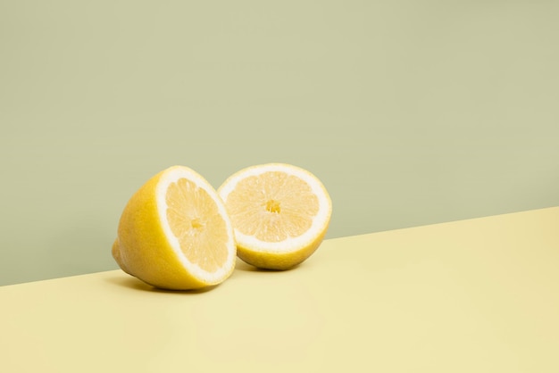 Zitronenfrucht auf zweifarbigem Hintergrund