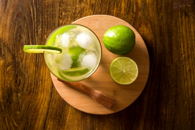 Zitronenfrucht Caipirinha von Brasilien auf Holztisch