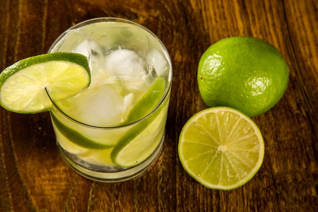 Zitronenfrucht Caipirinha von Brasilien auf Holztisch