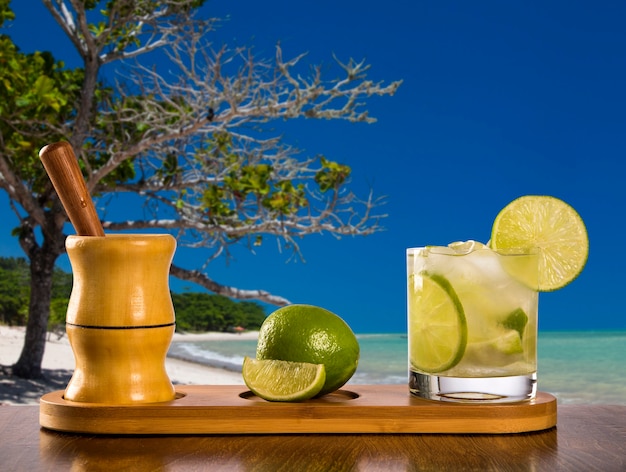 Zitronenfrucht Caipirinha von Brasilien über schönen Strand