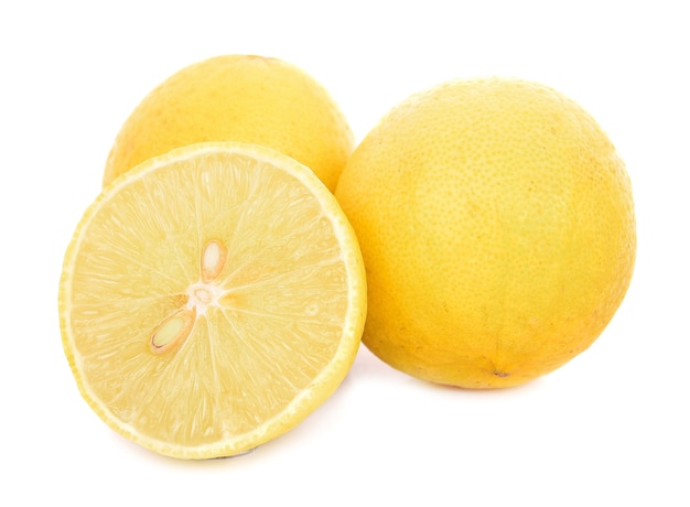 Zitronenfrucht lokalisiert auf weißem Hintergrund
