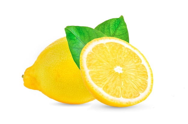 Zitronenfrucht und eine Hälfte isoliert auf weißem Hintergrund