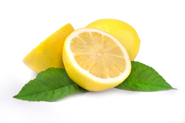 Zitronenfrucht und zwei Hälfte mit grünem Blatt lokalisiert auf Weiß.