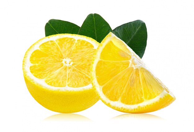 Zitronenfruchtscheibe mit Blatt isoliert