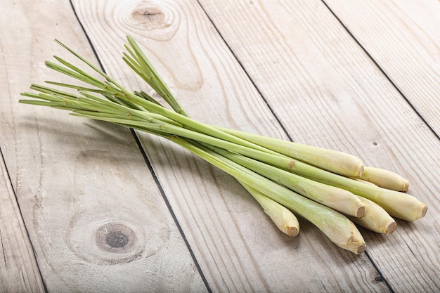 Foto zitronengras, asiatische aroma-pflanze zum kochen