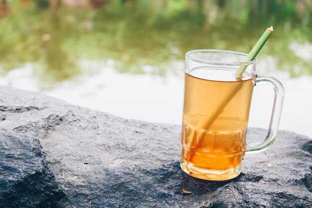 Zitronengras-Tee gesundes Trinkwasser mit Naturhintergrund