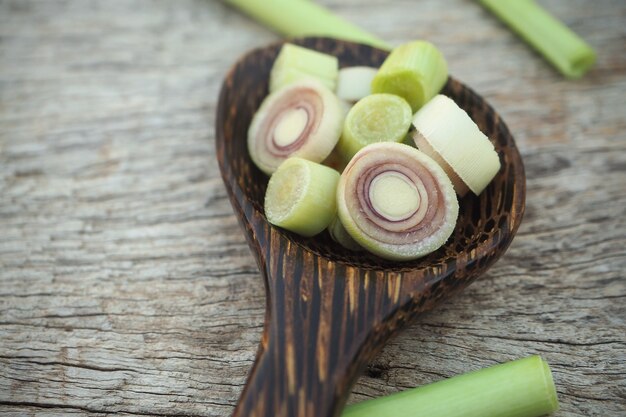 Zitronengrasscheiben auf Löffel für gesundes Essen