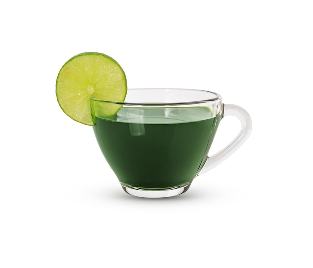 Zitronengrüner Tee mit einem Glas Tee auf weißem Hintergrund