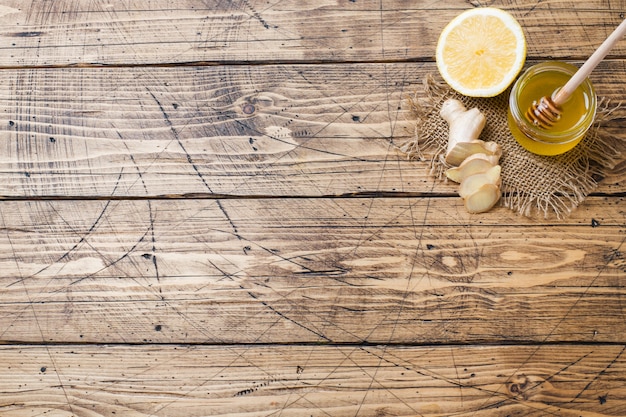 Zitronenhonig- und Ingwerwurzel auf Holzoberfläche