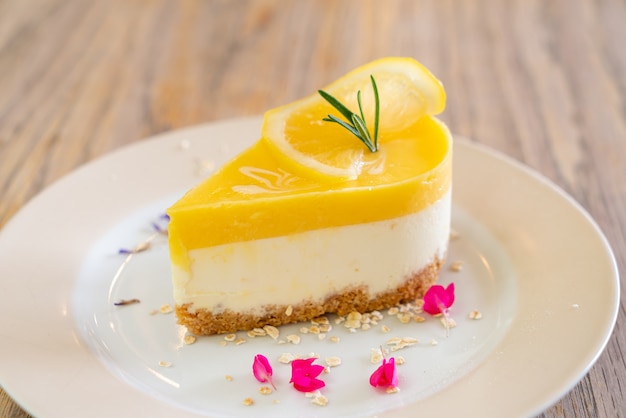 Zitronenkäsekuchen auf Teller im Café und im Restaurant