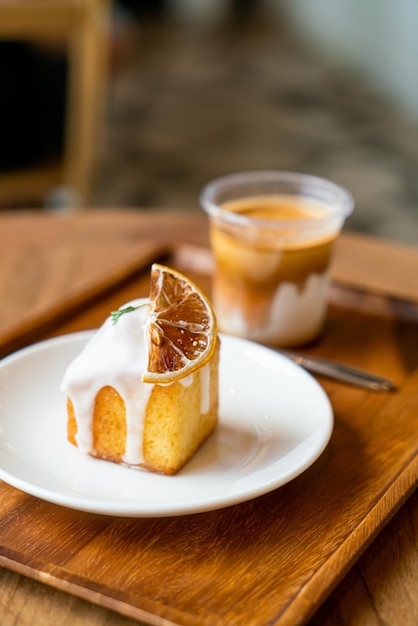 Zitronenkuchen auf weißem Teller im Café und Restaurant