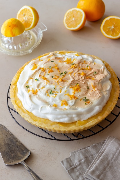 Zitronenkuchen mit Baiser. Torte. Bäckereiprodukte. Dessert.