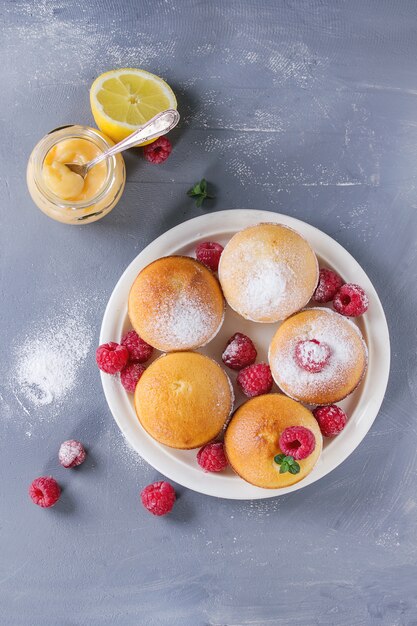 Zitronenkuchen mit Himbeeren