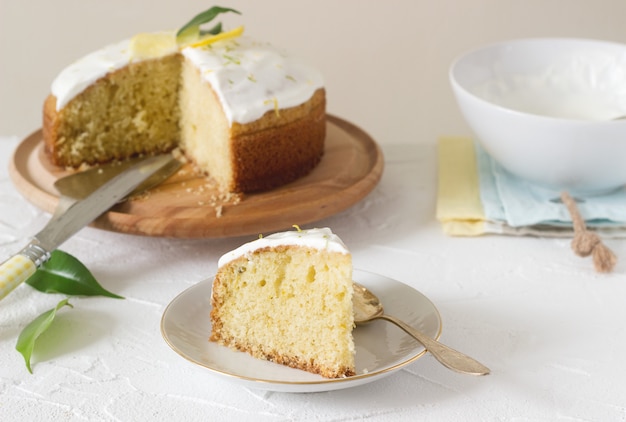 Zitronenkuchen mit Schlagsahne.