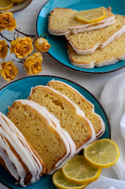 Zitronenkuchen. Scheiben Zitronenkuchen auf blauer Platte. Einfaches hausgemachtes Dessert zum Frühstück.