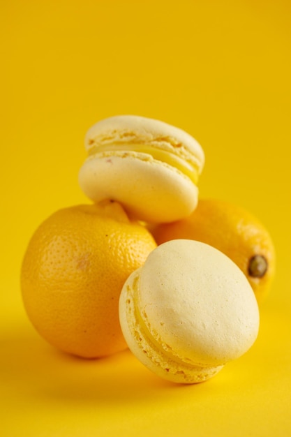 Zitronenmakronen auf gelbem Hintergrund