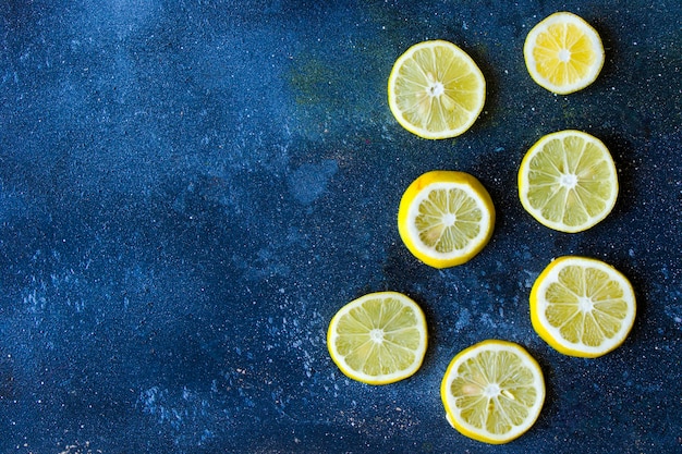 Zitronenringe auf dem blauen Tisch, gehackte Zitrone