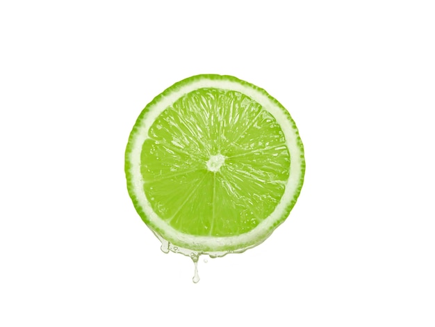 Zitronensaft, der von der Frucht auf weißem Hintergrund tropft