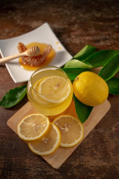 Foto zitronensaft mit honig auf holztisch