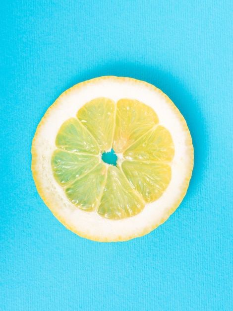 Zitronenscheibe auf blauem Hintergrund