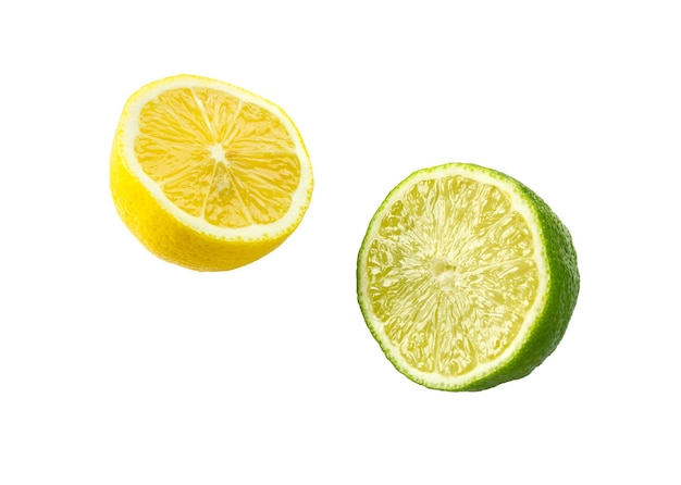 Zitronenscheibe auf dem weißen Hintergrund mit Beschneidungspfad isoliert Grüne Limette Zitrusfrüchte Scheibe Stück Viertel